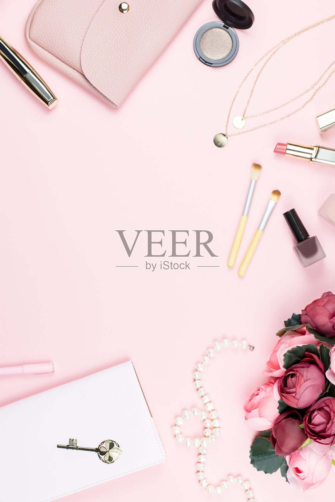 美丽博客概念平铺。时尚配件，鲜花，化妆品，珠宝在粉红色的背景。照片摄影图片