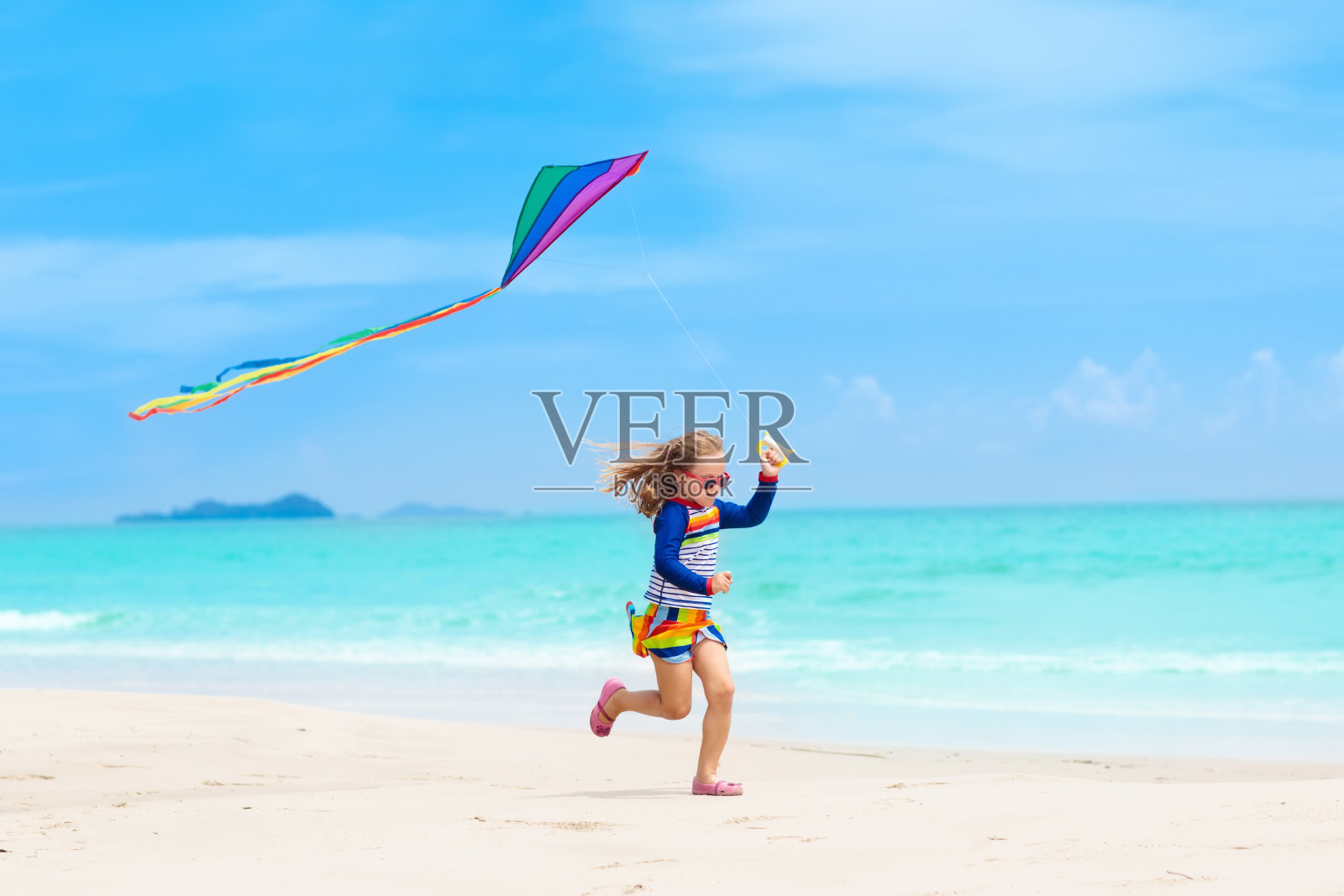 孩子的风筝。孩子们玩。家庭海滩度假。照片摄影图片