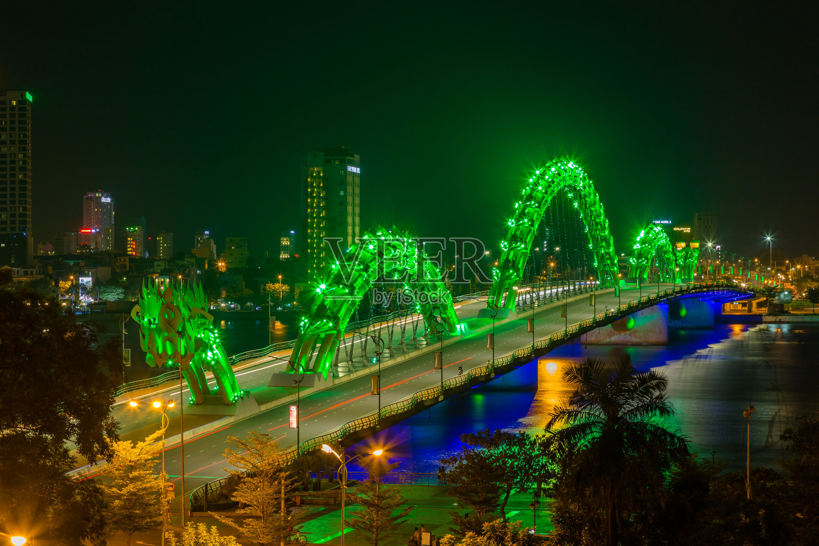 夜晚的岘港有龙桥，岘港的新象征照片摄影图片