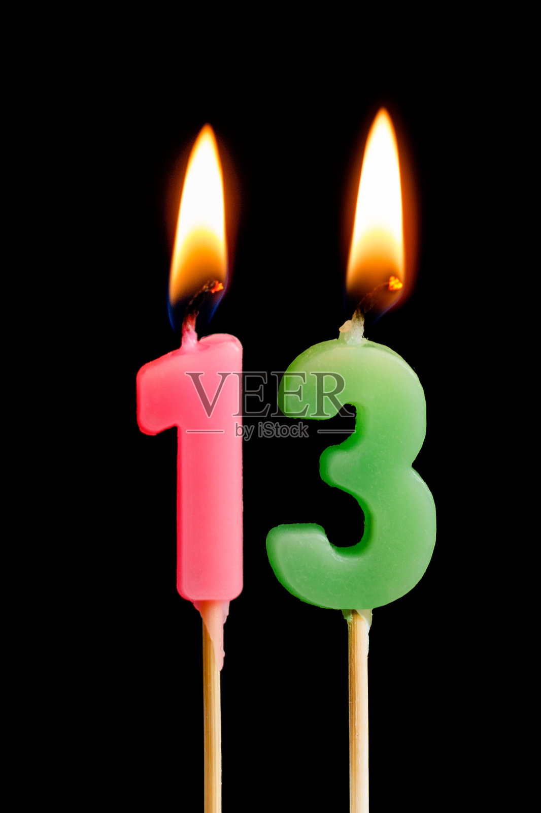 燃烧蜡烛的形式13 13数字(数字，日期)的蛋糕孤立在黑色的背景。庆祝生日、周年纪念、重要日期、节日、餐桌摆设的概念照片摄影图片