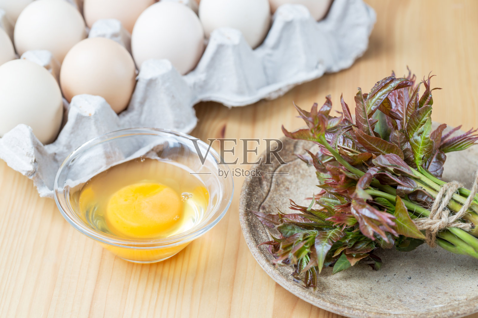 中餐，香椿炒蛋，准备食物。新鲜香椿和鸡蛋。照片摄影图片