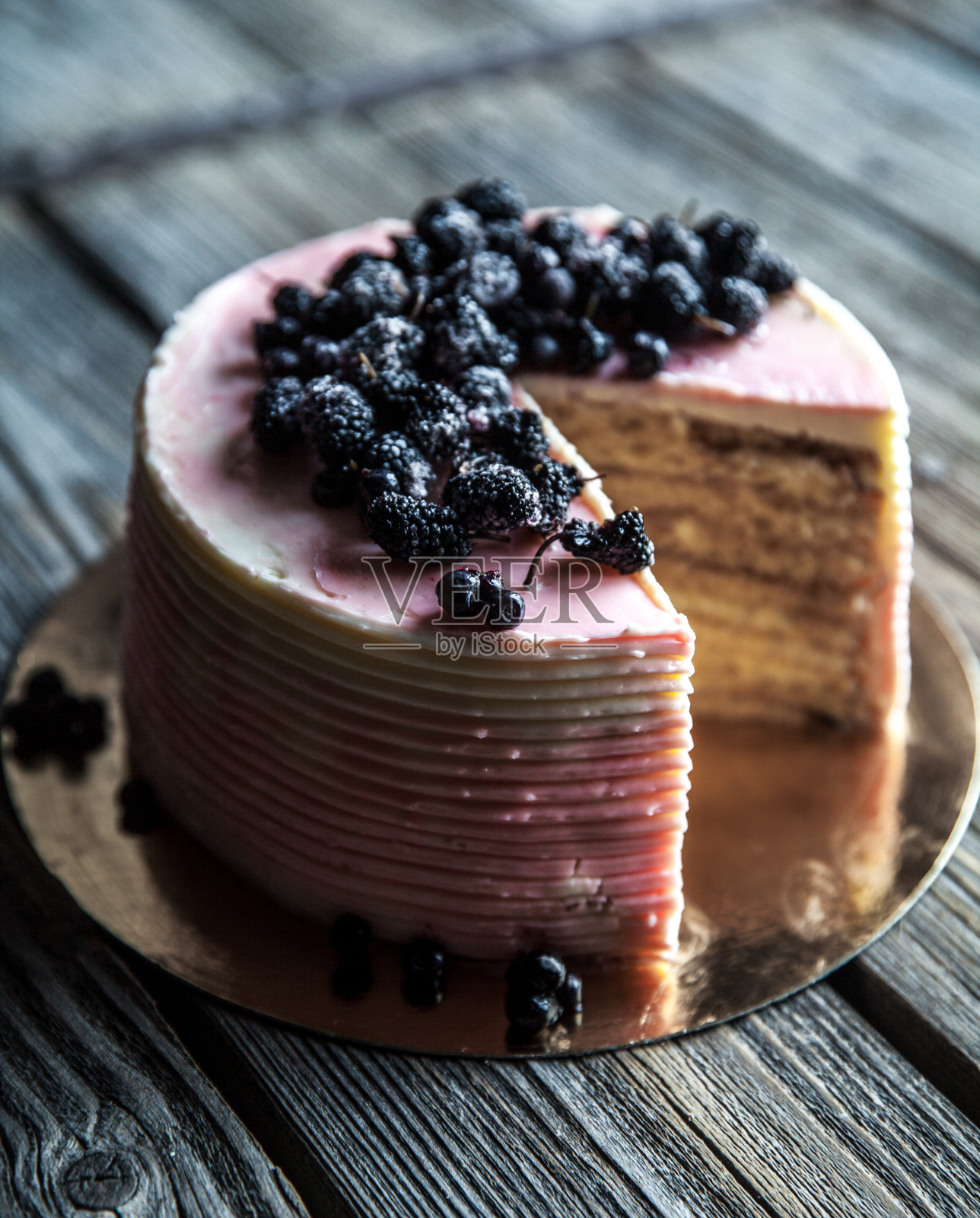 带有蓝莓的粉色蛋糕照片摄影图片