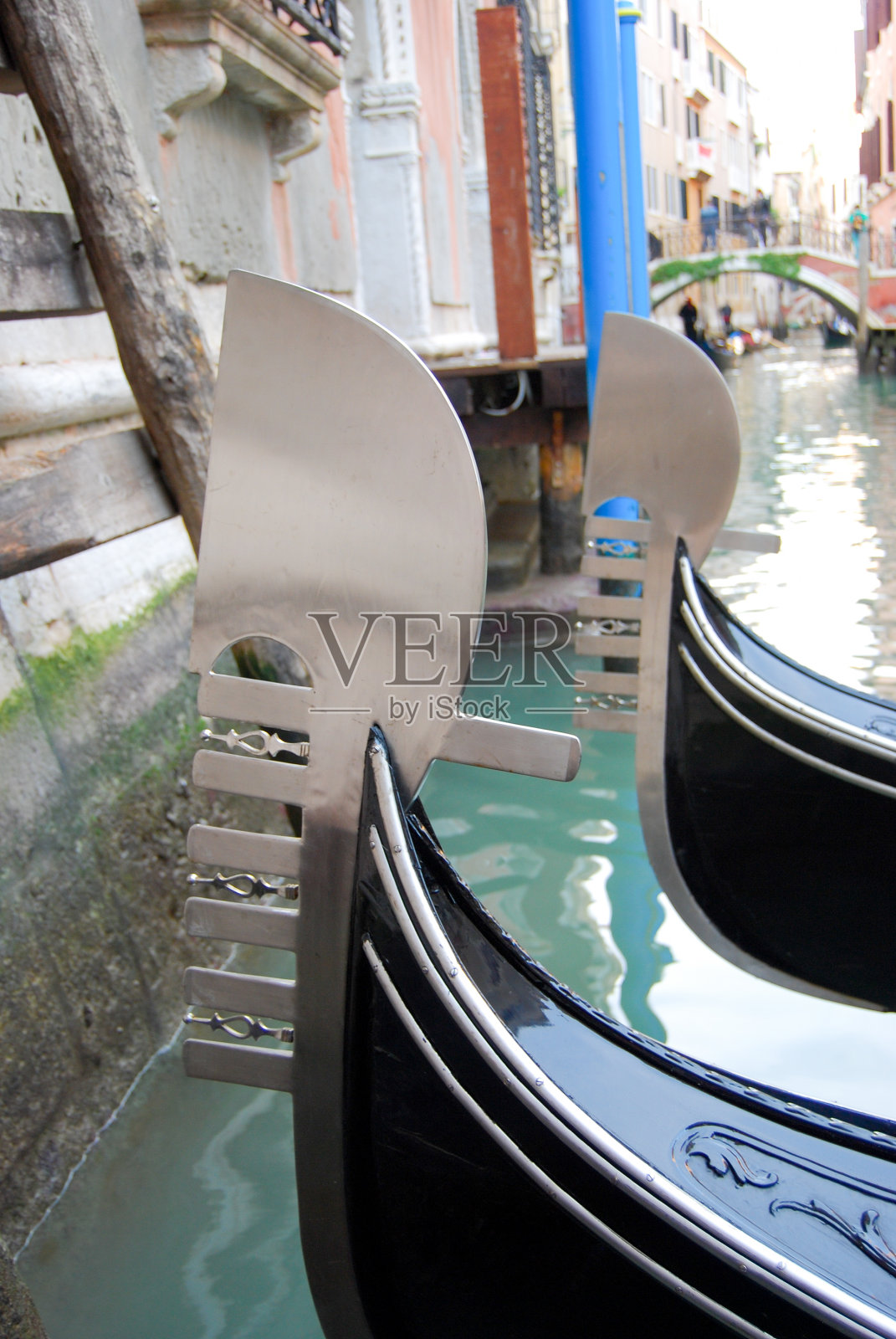 威尼斯运河中两个贡多拉的细节照片摄影图片