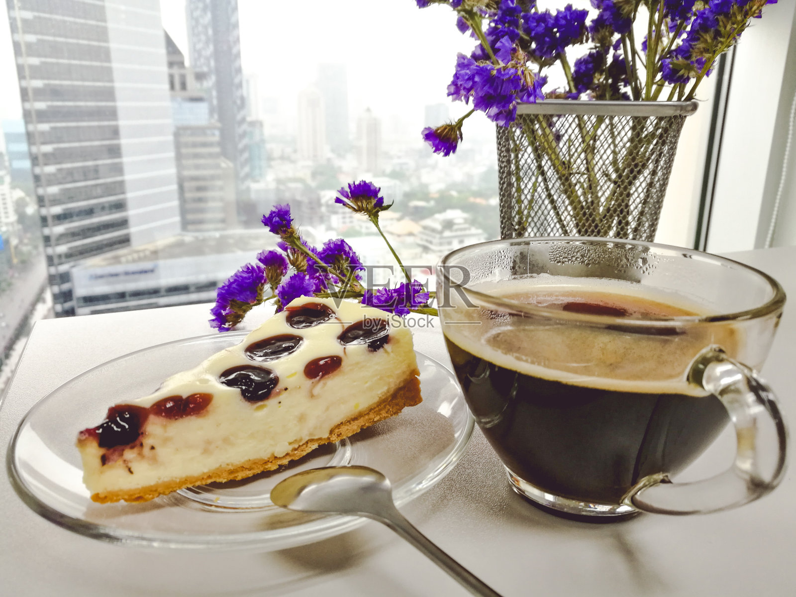蓝莓奶酪蛋糕，派，黑咖啡，早餐和甜点。照片摄影图片
