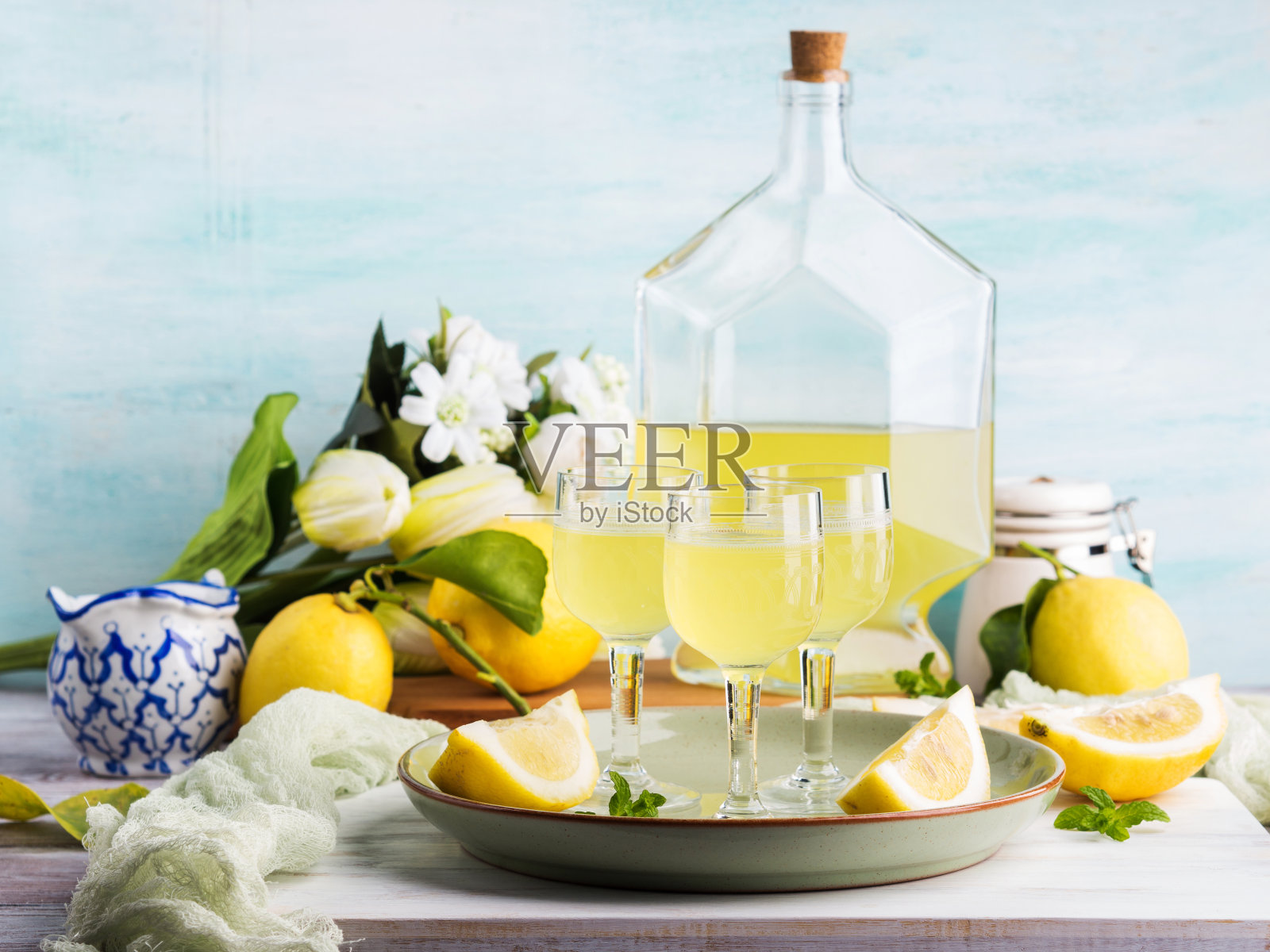 自制柠檬酒配高脚杯照片摄影图片