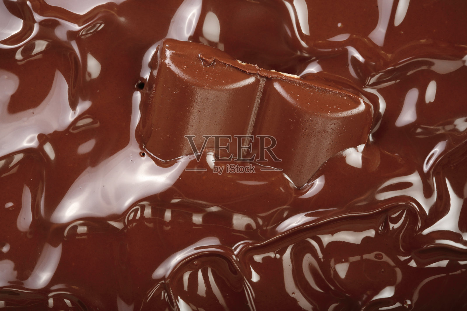 融化的巧克力和巧克力块作为背景特写照片摄影图片