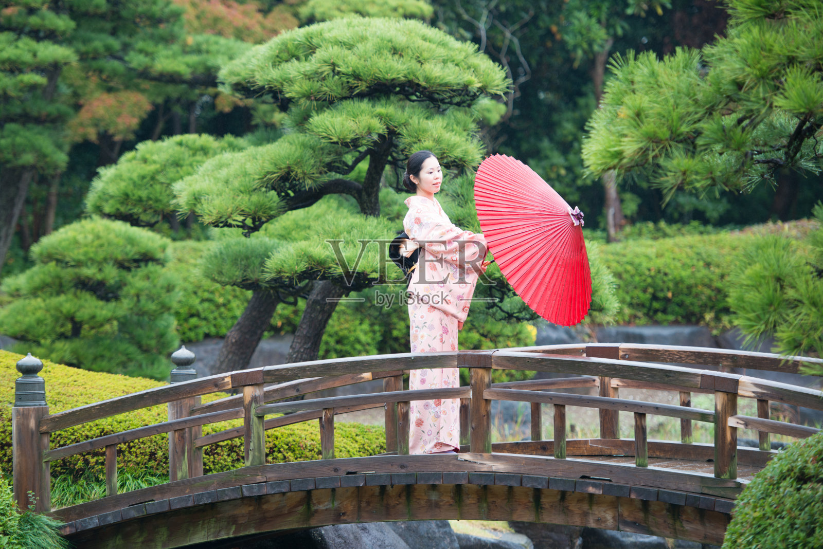 一个穿着和服的美丽日本女人照片摄影图片