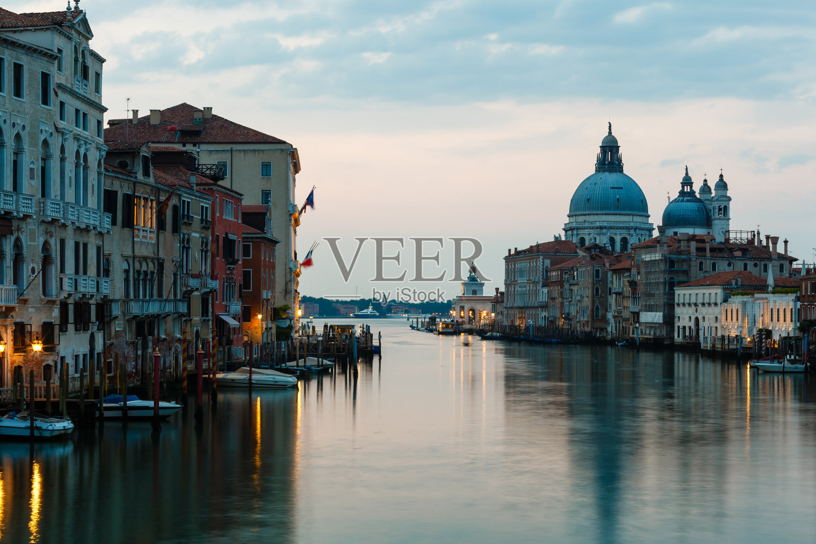 威尼斯日出，运河流水照片摄影图片