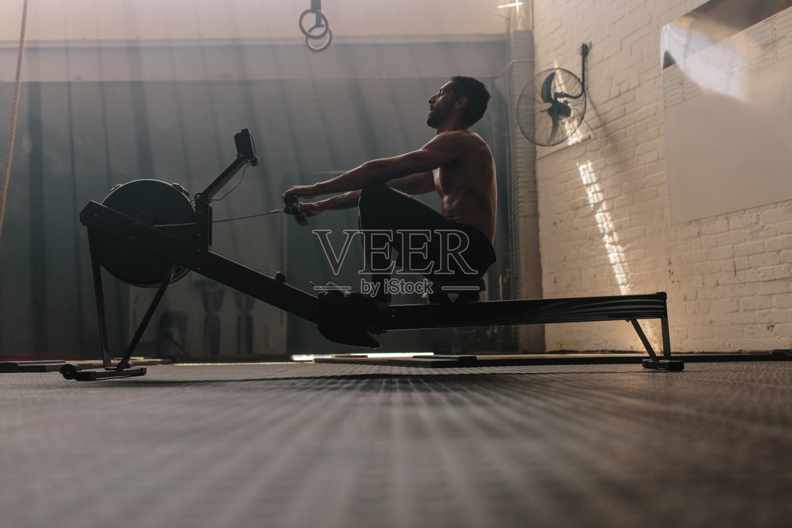 健身男在健身房做有氧运动照片摄影图片