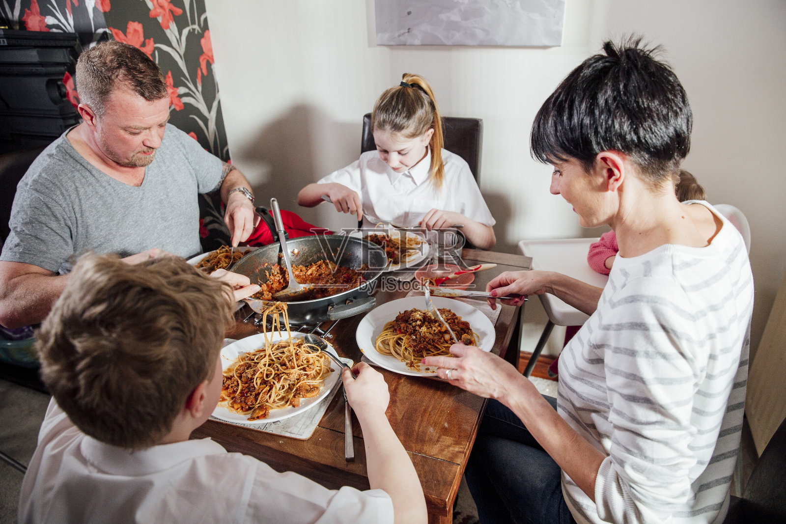 家人在家一起吃饭照片摄影图片