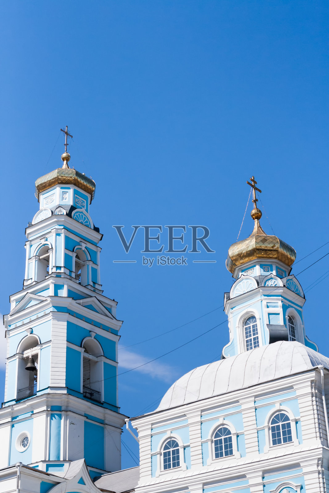 俄罗斯叶卡捷琳堡蓝白教堂的钟楼和金色圆顶映衬着蓝天。照片摄影图片