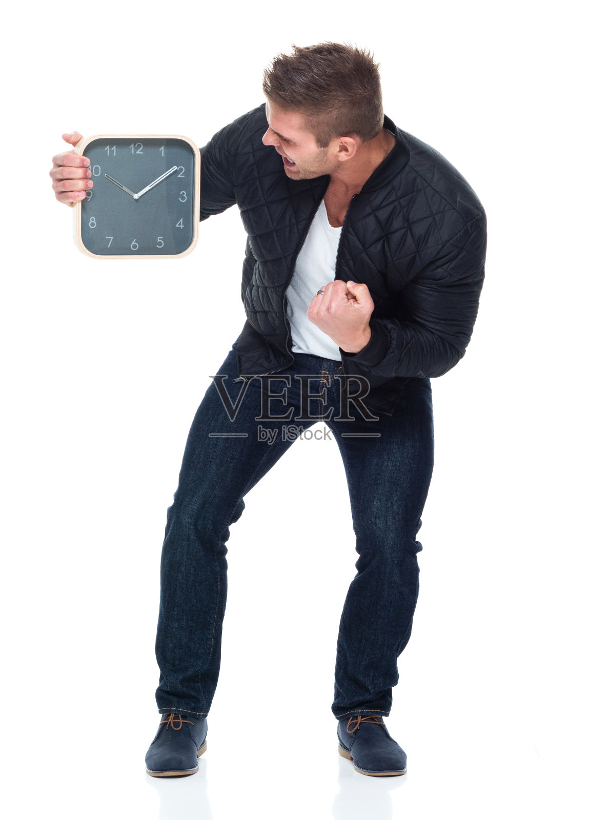 英俊的肌肉男拿着一个时钟照片摄影图片