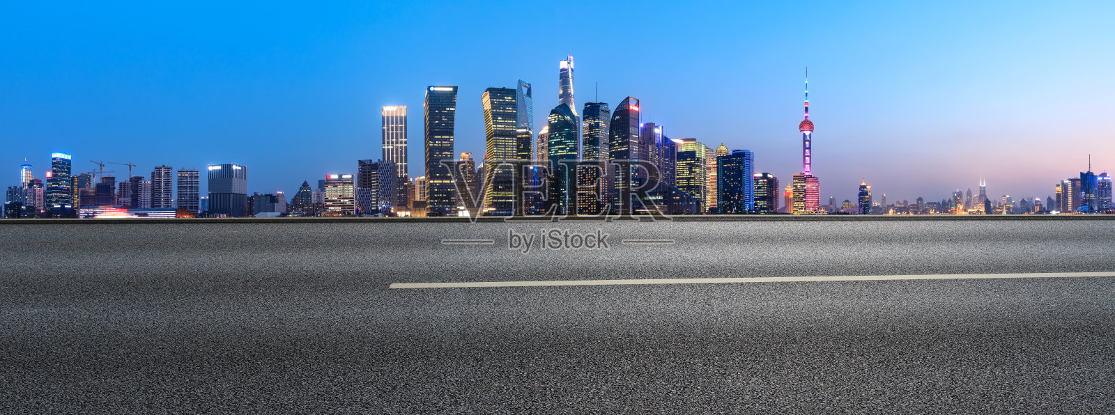 晚上上海的柏油路和城市天际线照片摄影图片