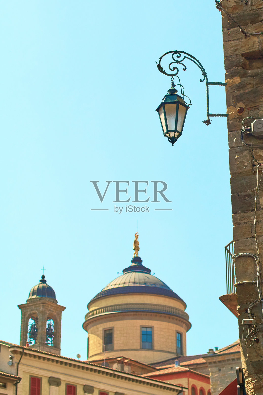 意大利贝加莫的路灯，背景是钟楼和大教堂的圆顶照片摄影图片
