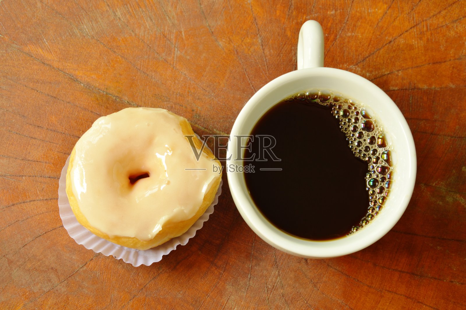白奶油甜甜圈和黑咖啡杯照片摄影图片