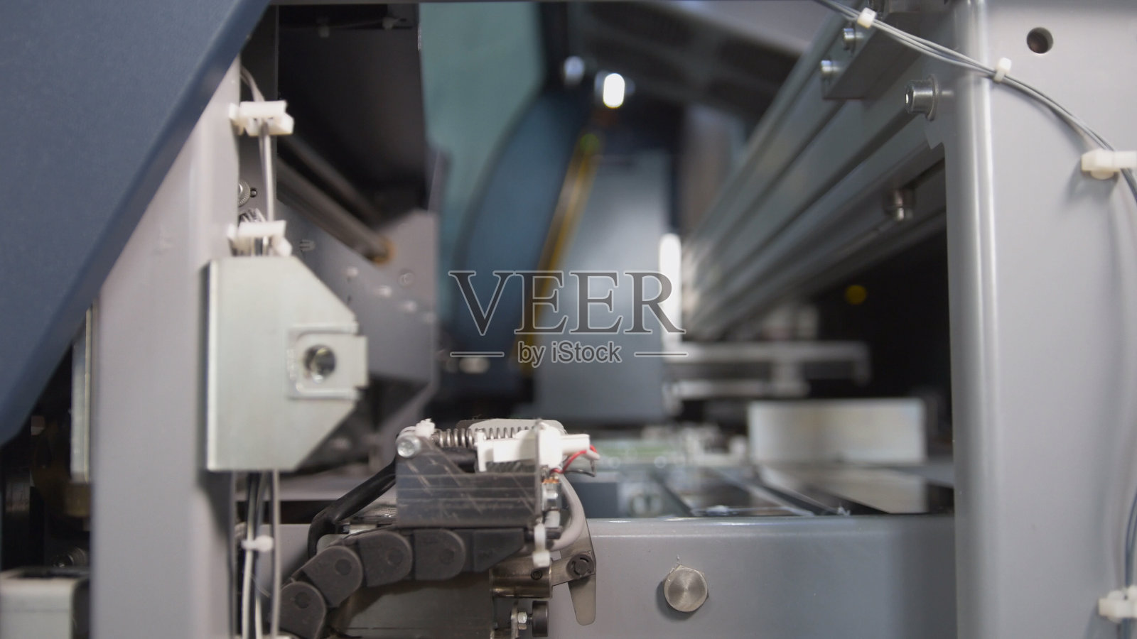 印刷厂印刷机生产线照片摄影图片
