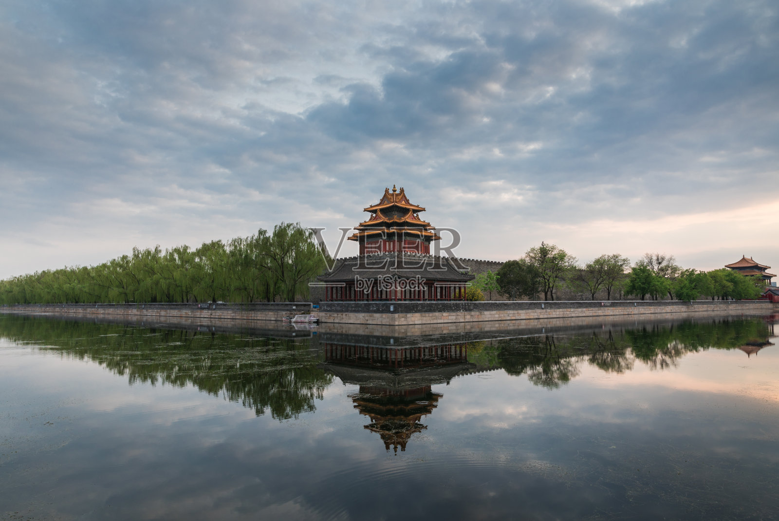北京紫禁城护城河和角楼照片摄影图片