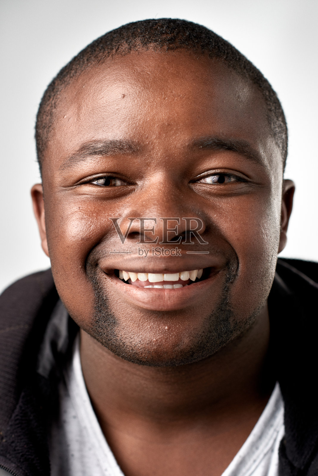 非洲人微笑的工作室肖像照片摄影图片