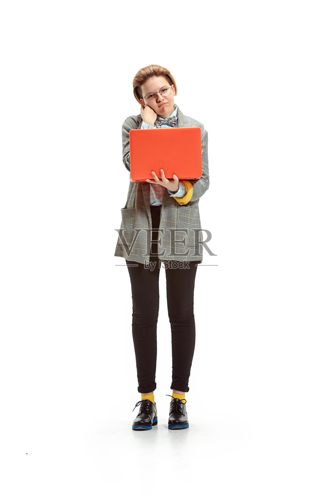 一个快乐微笑的女学生的全身像手提笔记本孤立在白色的背景照片摄影图片
