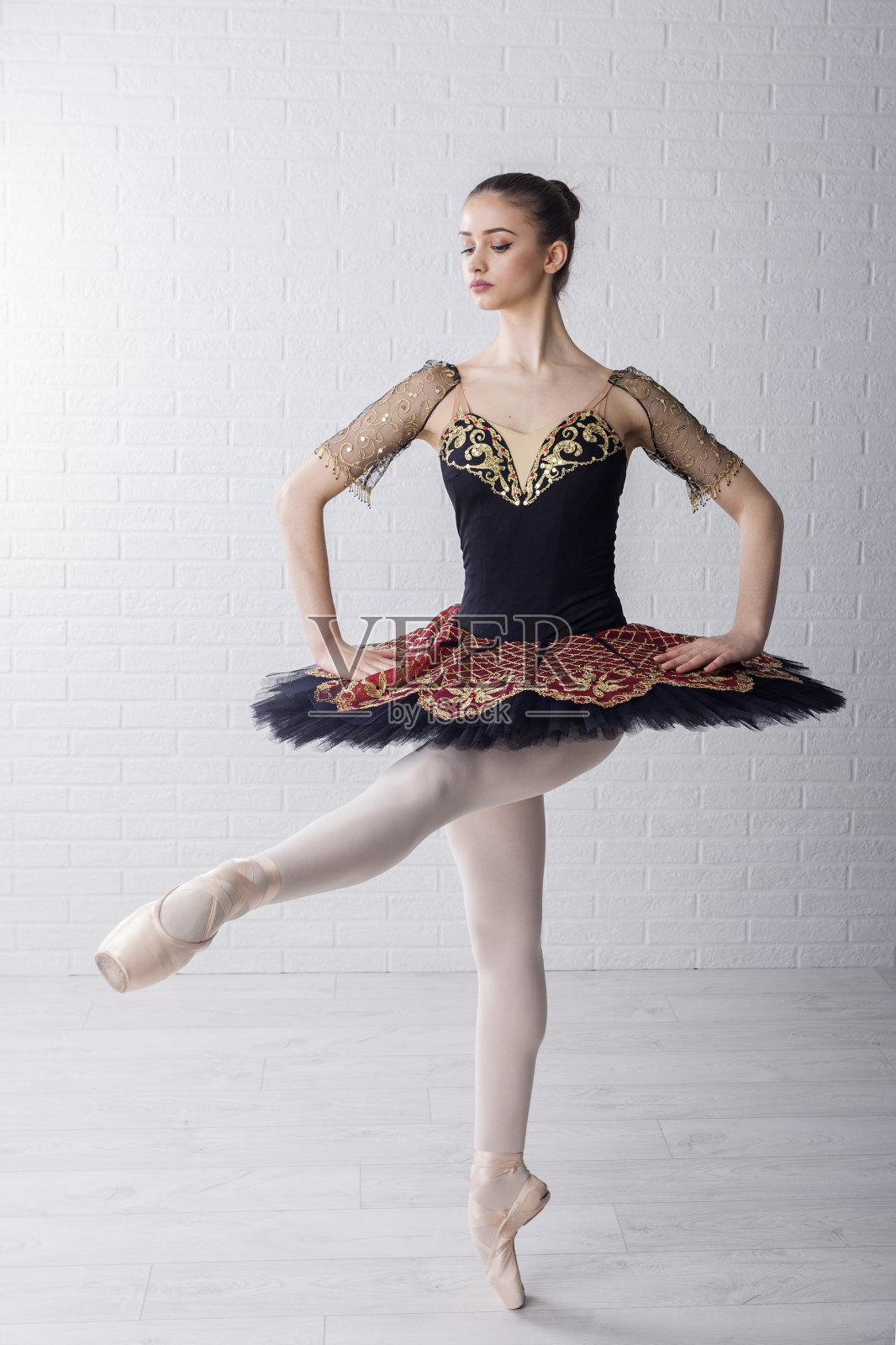 年轻美丽的芭蕾舞演员练习脚尖旋转照片摄影图片