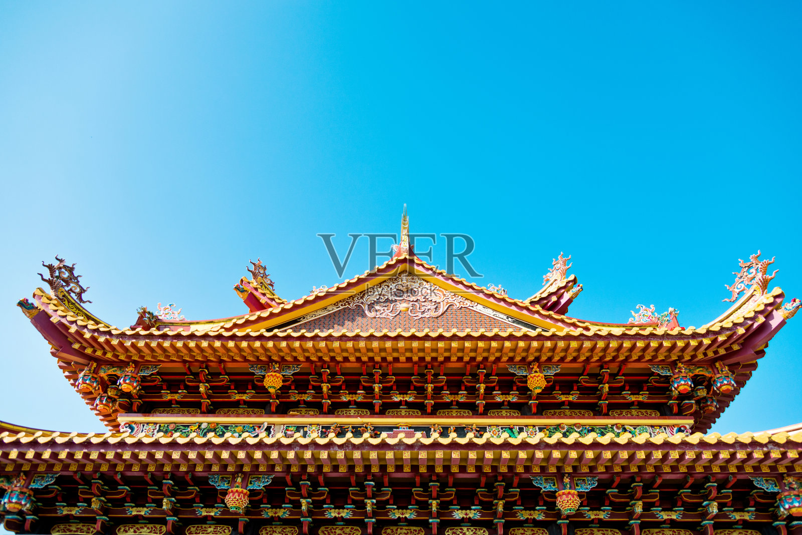 蓝天下的中式寺庙屋顶照片摄影图片