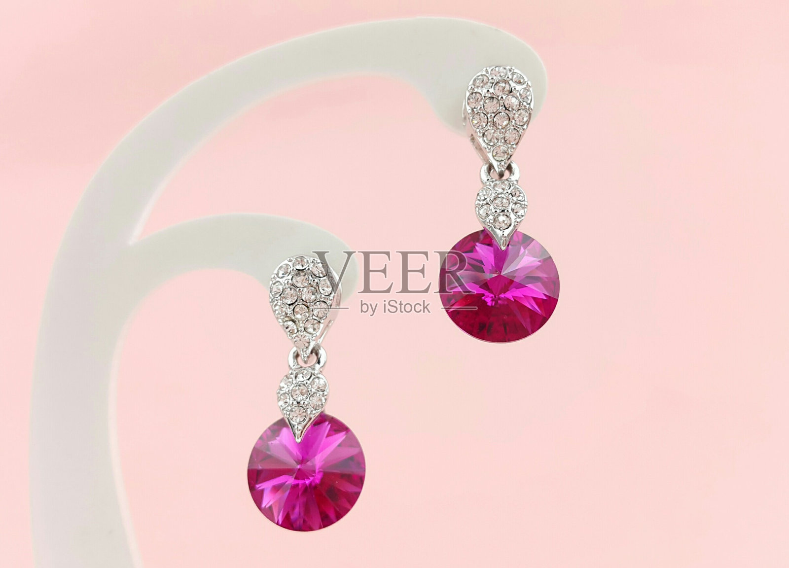 美丽设计的珠宝时尚配件为女性和女士闪亮的水晶或钻石耳环照片摄影图片