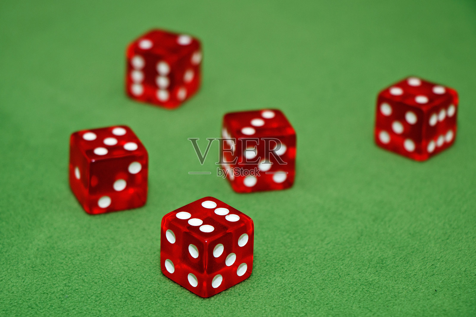 绿色桌子上赌场的红色骰子照片摄影图片