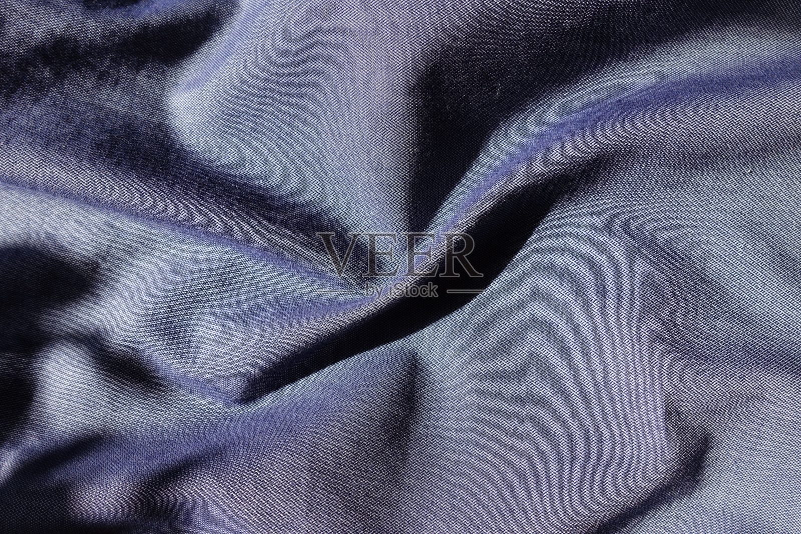 蓝色牛仔裤织物拍摄与柔软的褶皱紫罗兰照片摄影图片