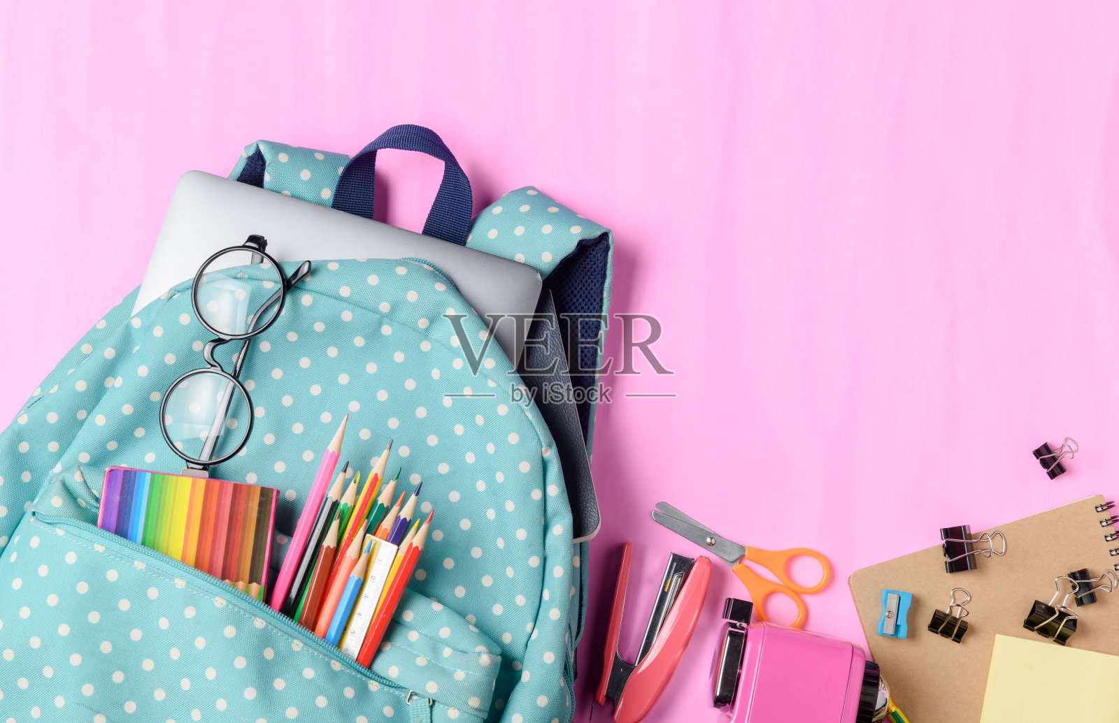 学校背包与彩色铅笔和学校用品照片摄影图片