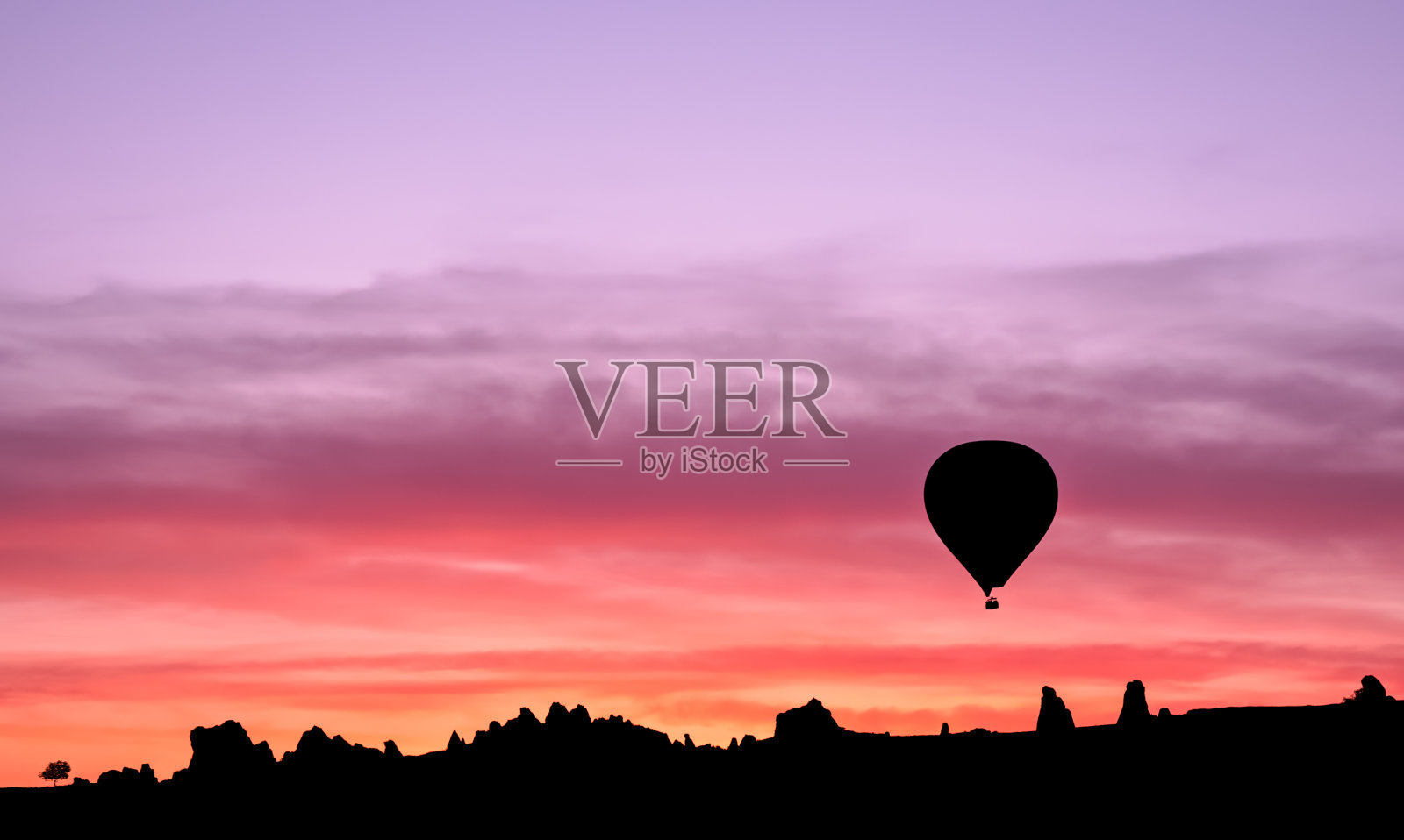 土耳其卡帕多西亚的戈雷米，日出时热气球在山上的剪影照片摄影图片