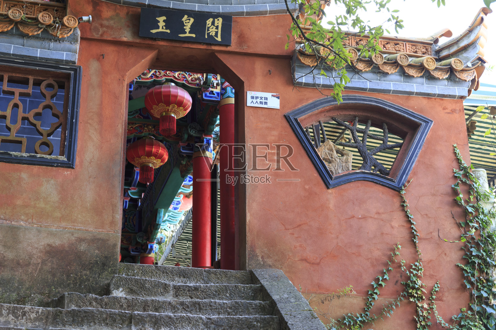 中国昆明的龙门和寺庙照片摄影图片