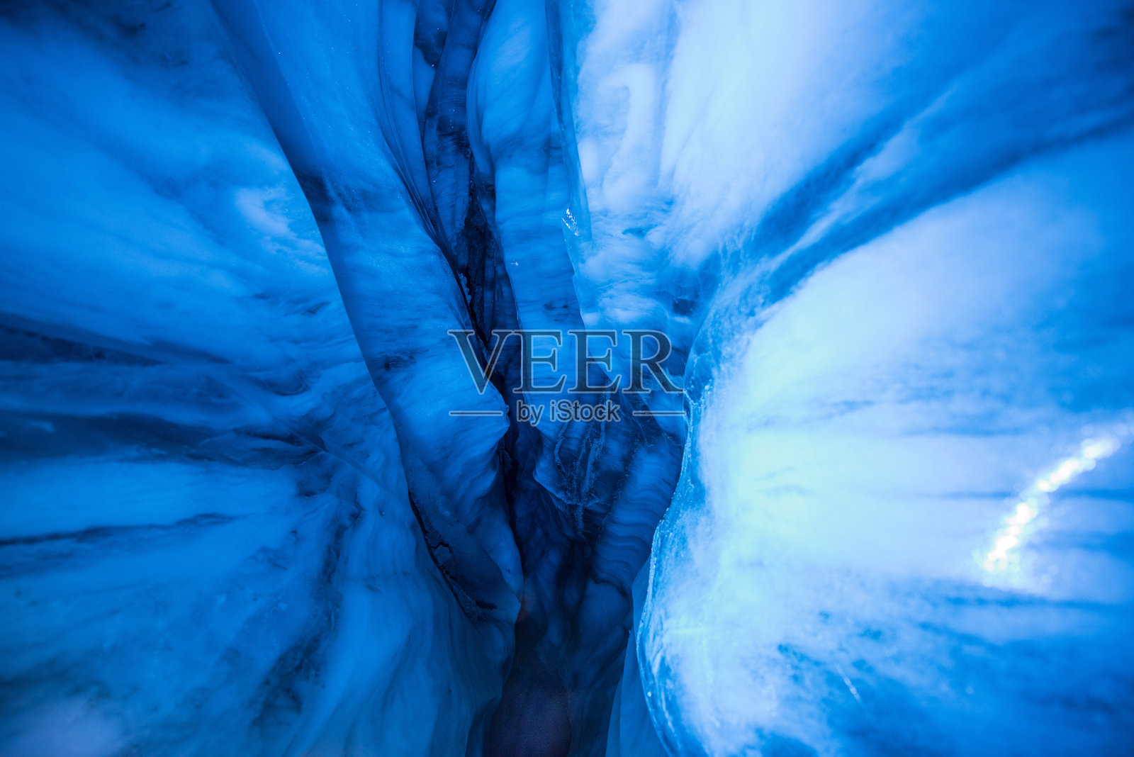 挪威斯瓦尔巴特群岛的极地冰洞，位于朗伊尔城照片摄影图片