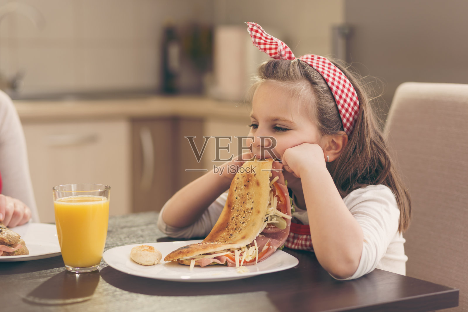 小女孩拒绝吃早餐照片摄影图片