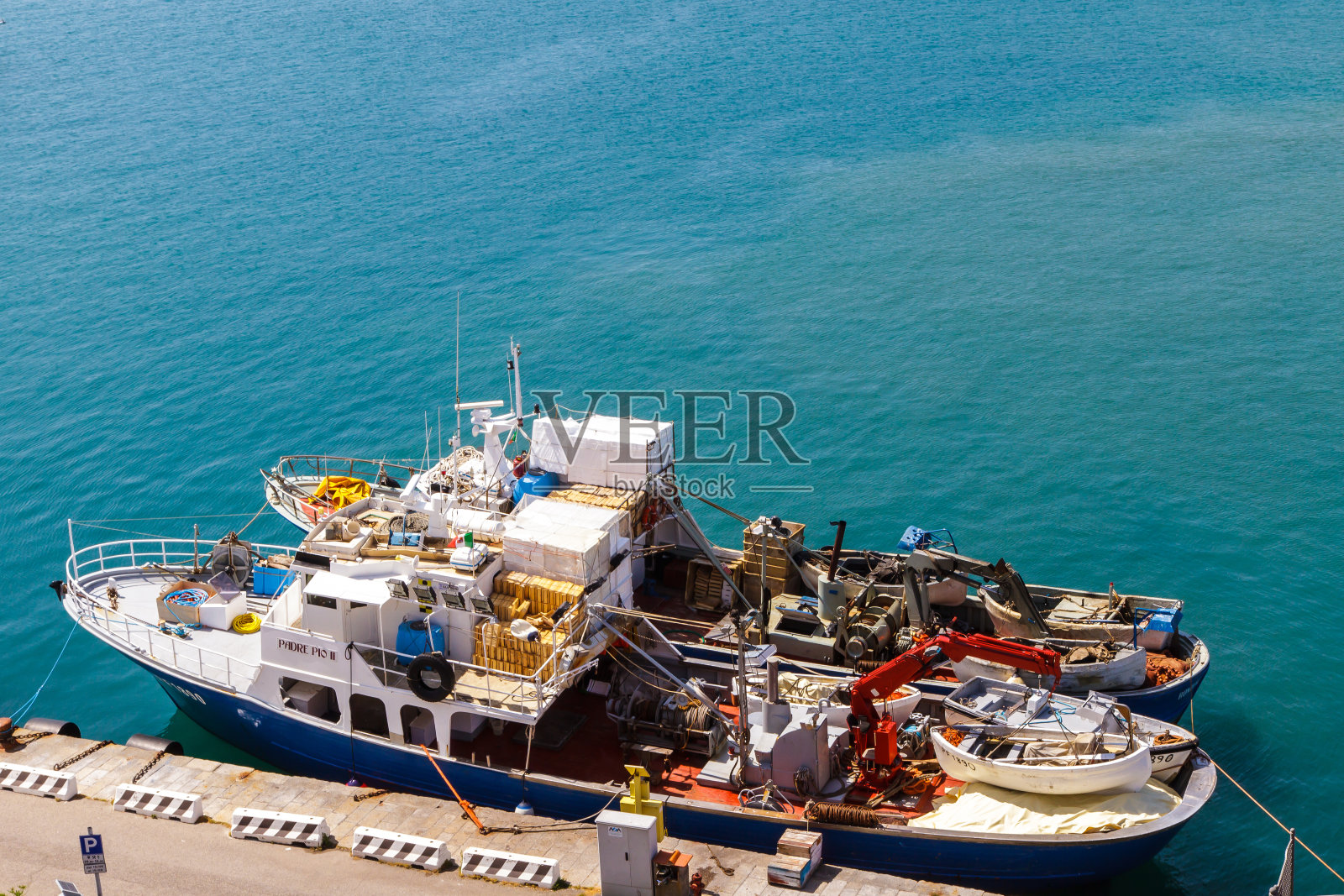 海面上，从码头上看船。克罗地亚照片摄影图片