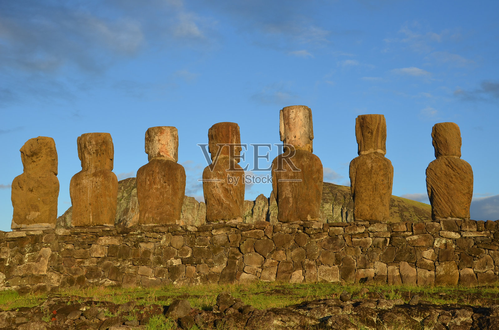 在晨光中面对拉诺拉库的Ahu Tongariki Moai的后视图照片摄影图片