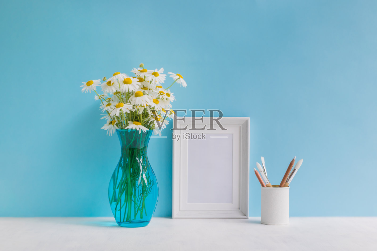 模型与白色框架和白色雏菊照片摄影图片