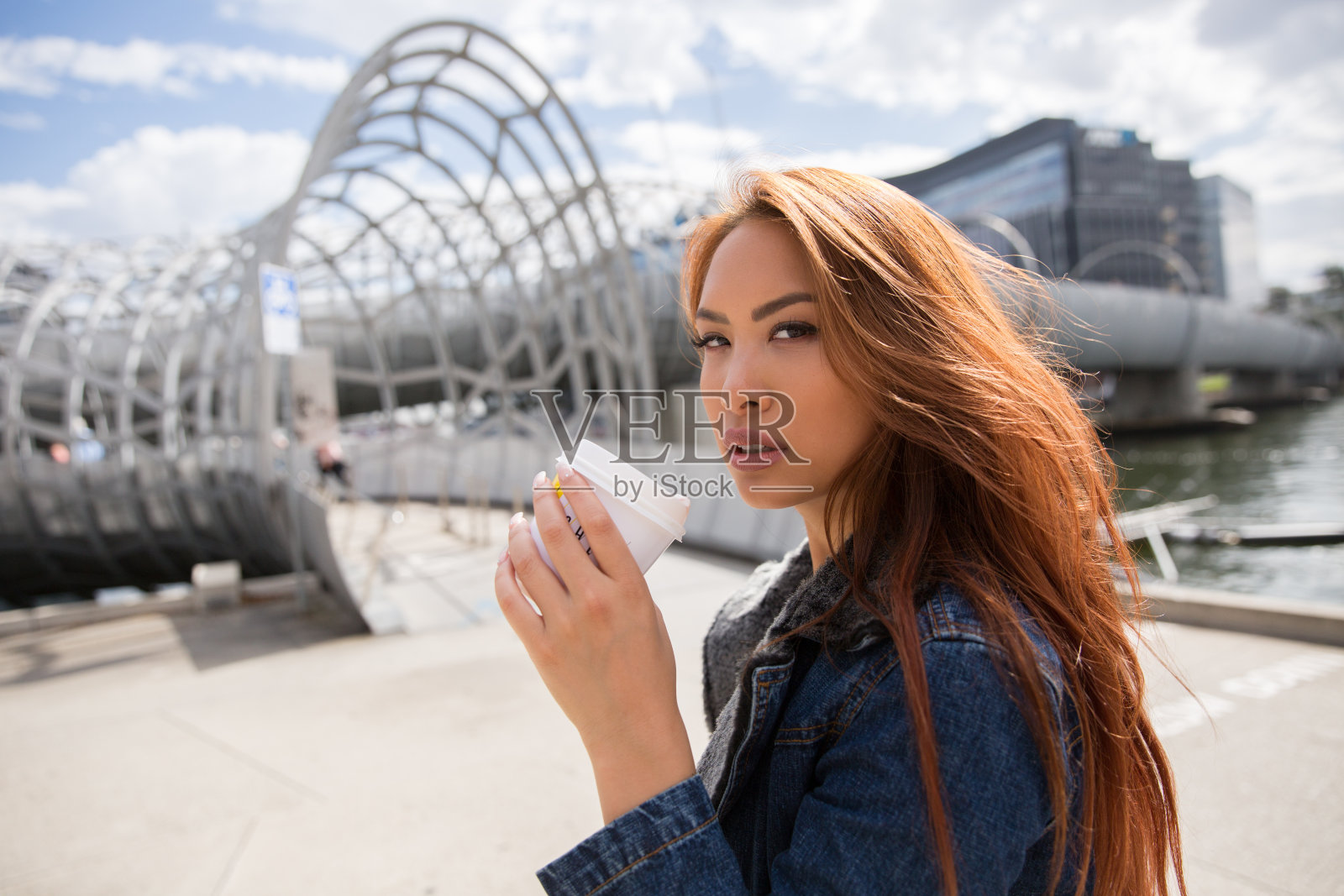 在韦伯桥喝咖啡的年轻女子照片摄影图片
