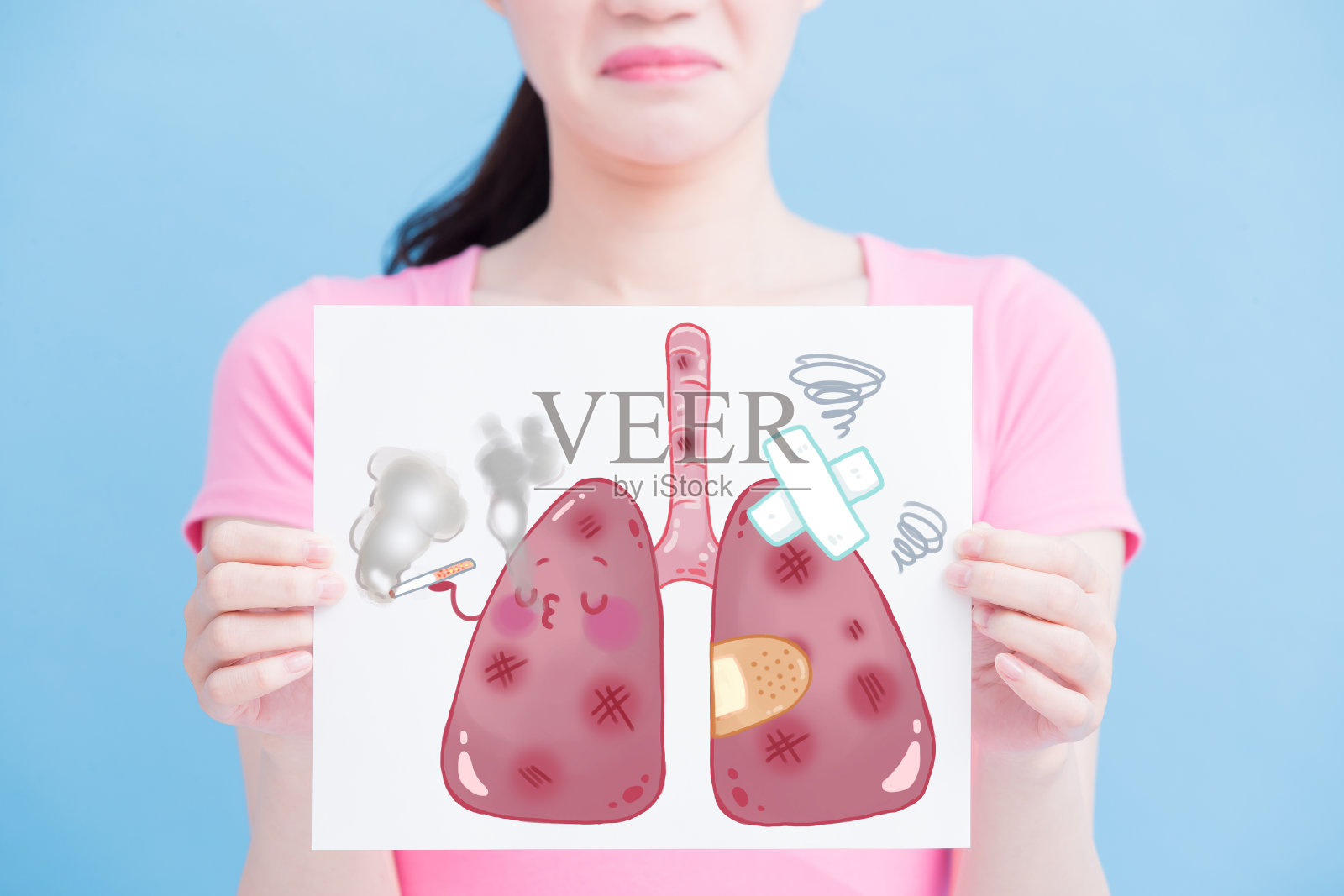 女人拿不健康的肺广告牌照片摄影图片