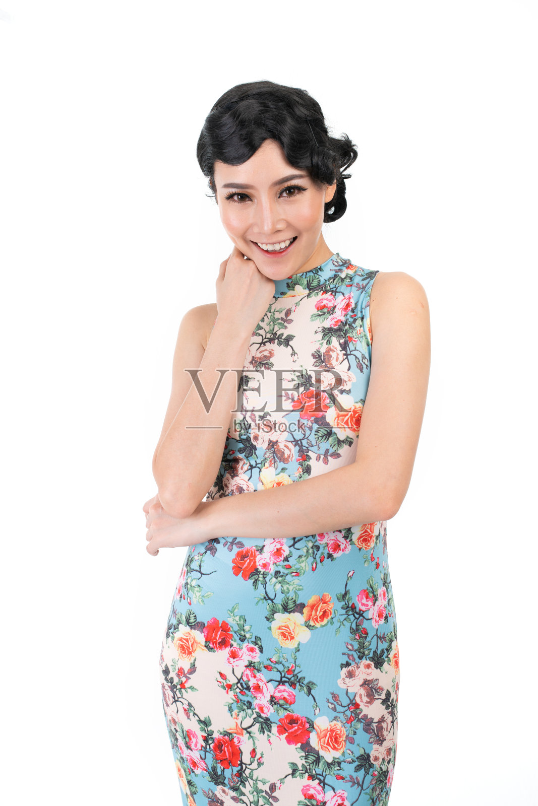 亚洲华人穿着现代图案的传统旗袍，笑容温暖照片摄影图片