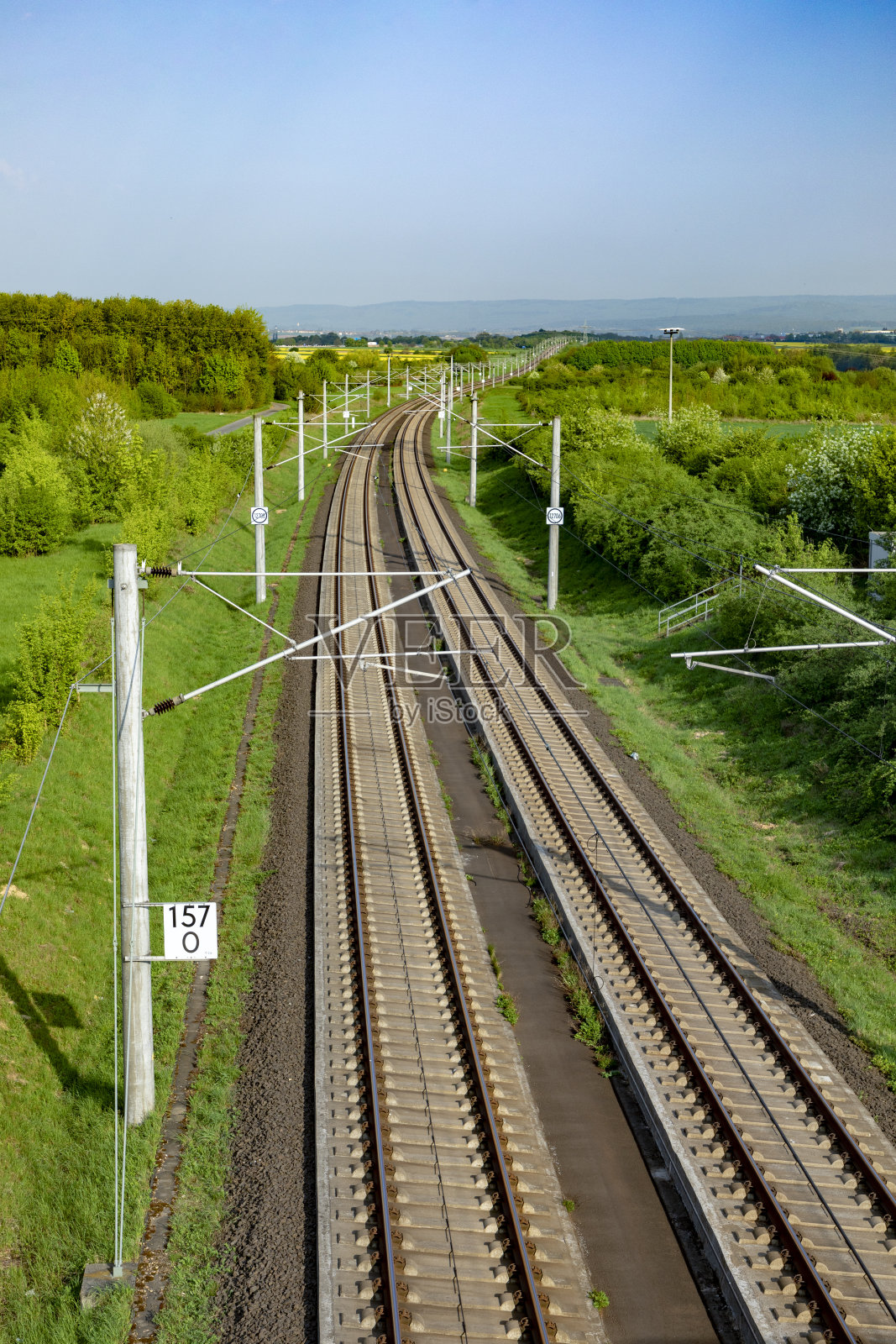 为德国城际高速列车(ICE)设计的乡村铁路照片摄影图片