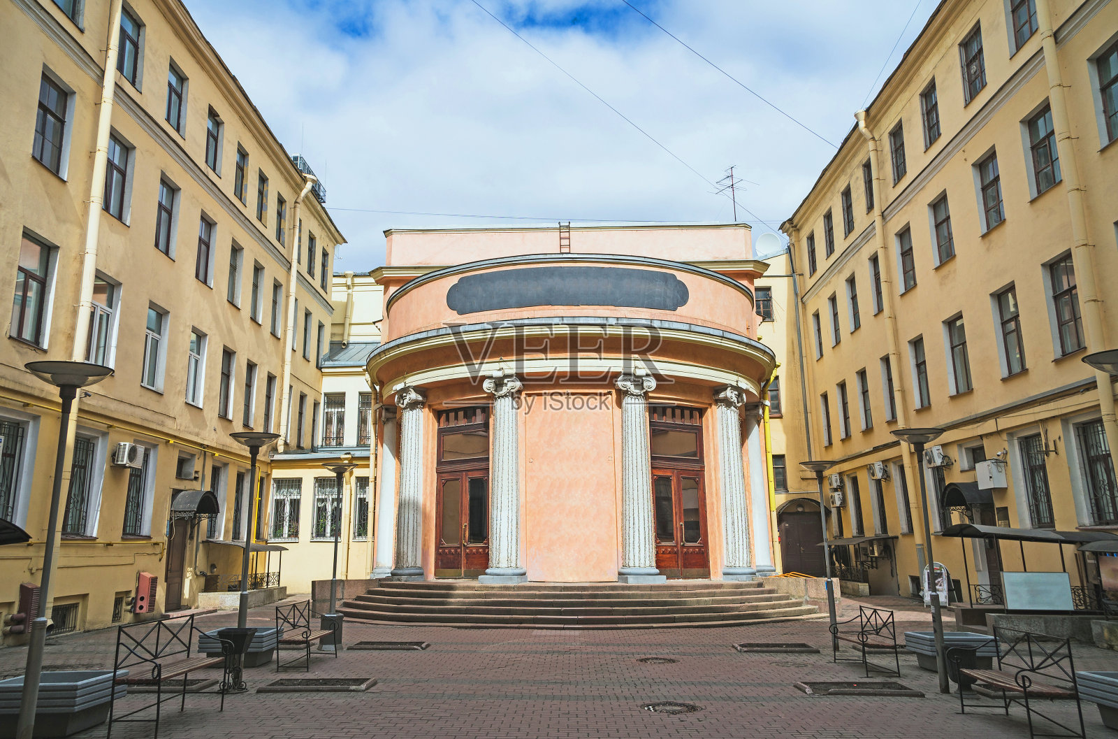 俄罗斯圣彼得堡著名的封闭式广场庭院。照片摄影图片