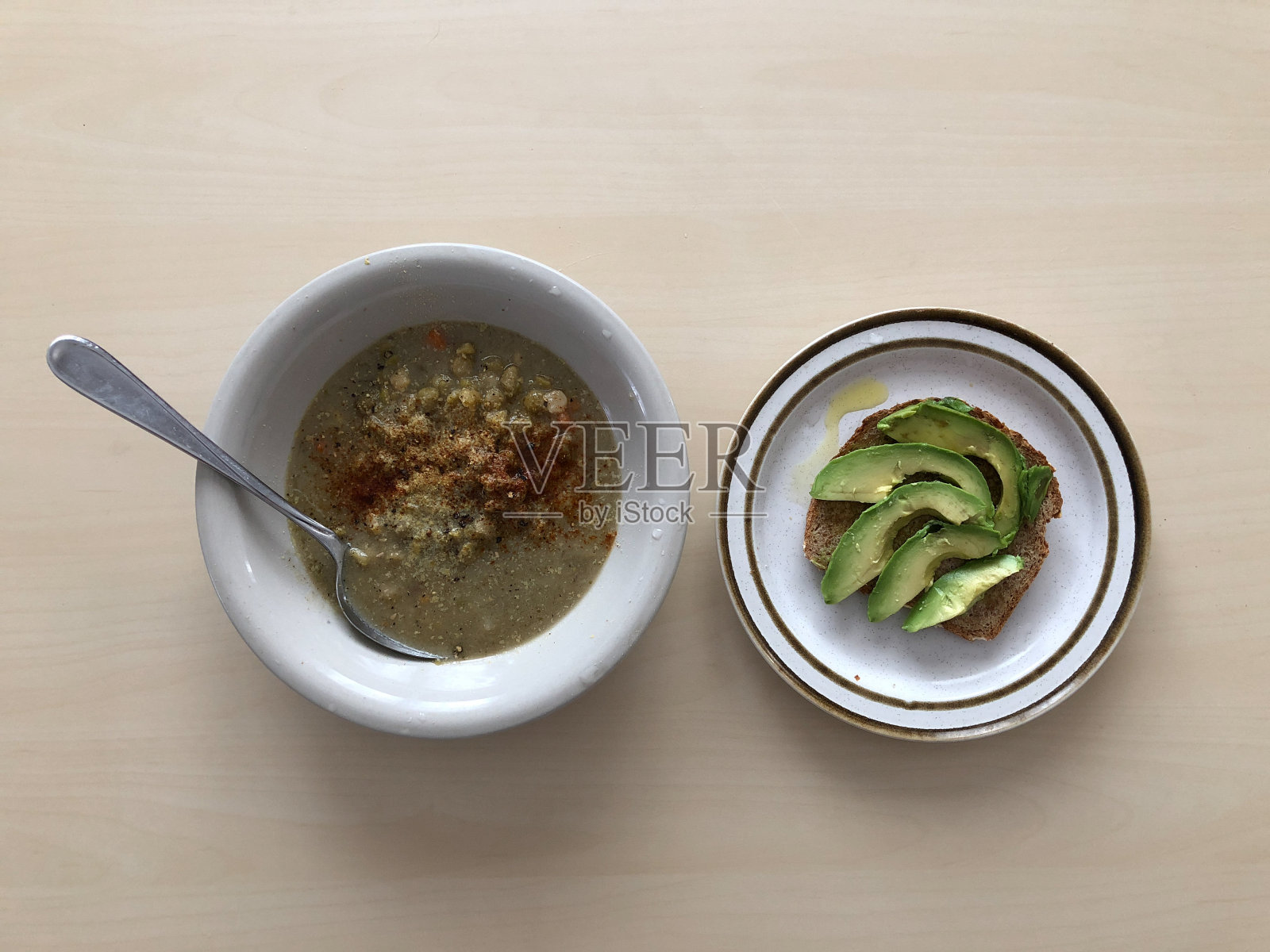 素食扁豆汤配牛油果吐司照片摄影图片