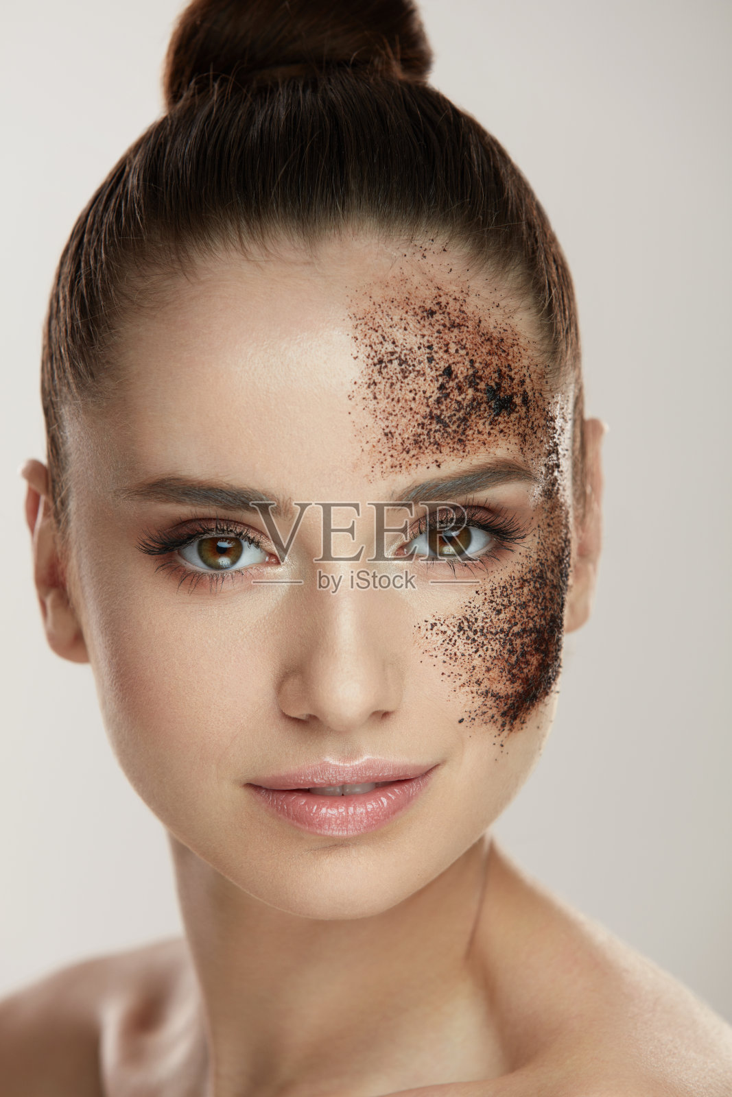 女性面部皮肤护理。用咖啡磨砂膏擦脸的女孩照片摄影图片