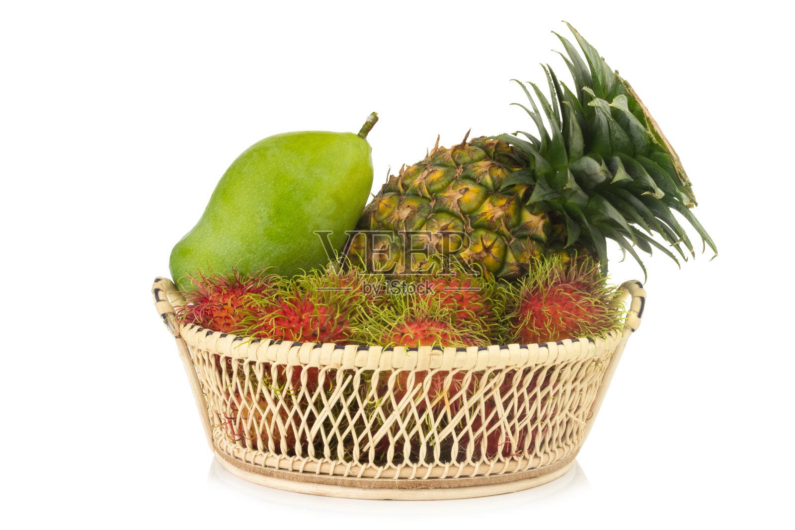 红毛丹果。菠萝。manggo绿色。木头在篮子里。在白色背景上隔离照片摄影图片