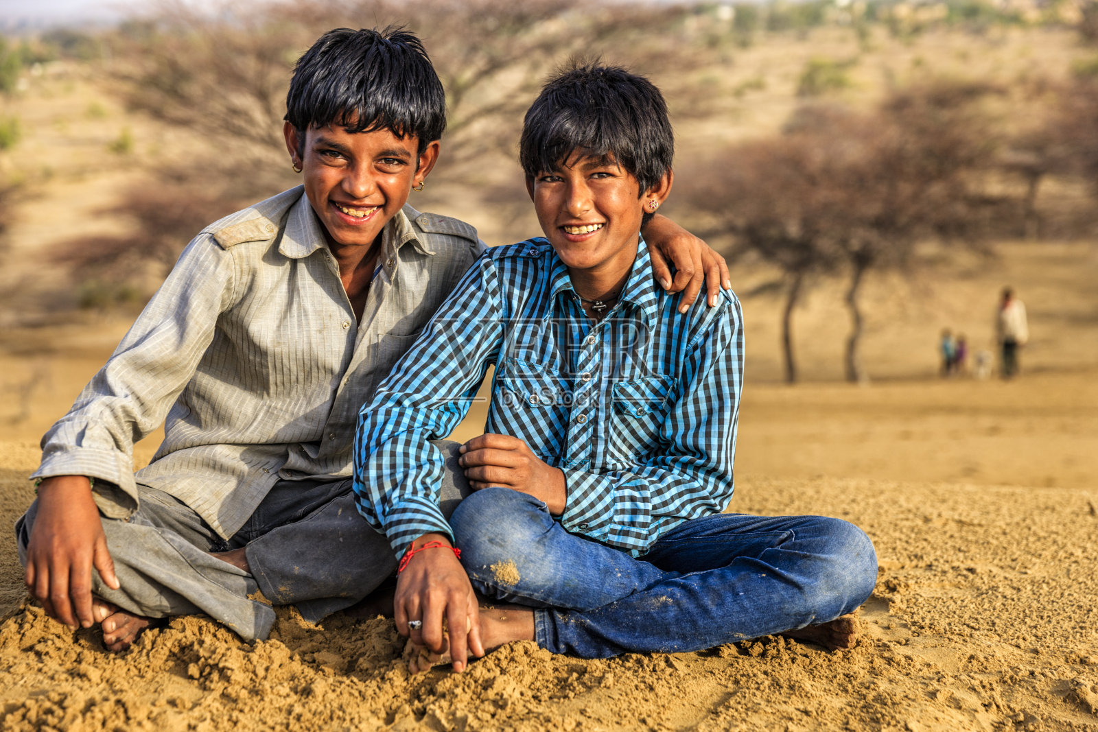 永远的朋友两个生活在沙漠村庄的印度小男孩照片摄影图片