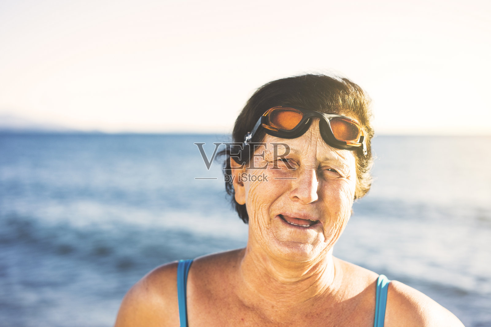 海滩上穿着泳衣的老女人照片摄影图片