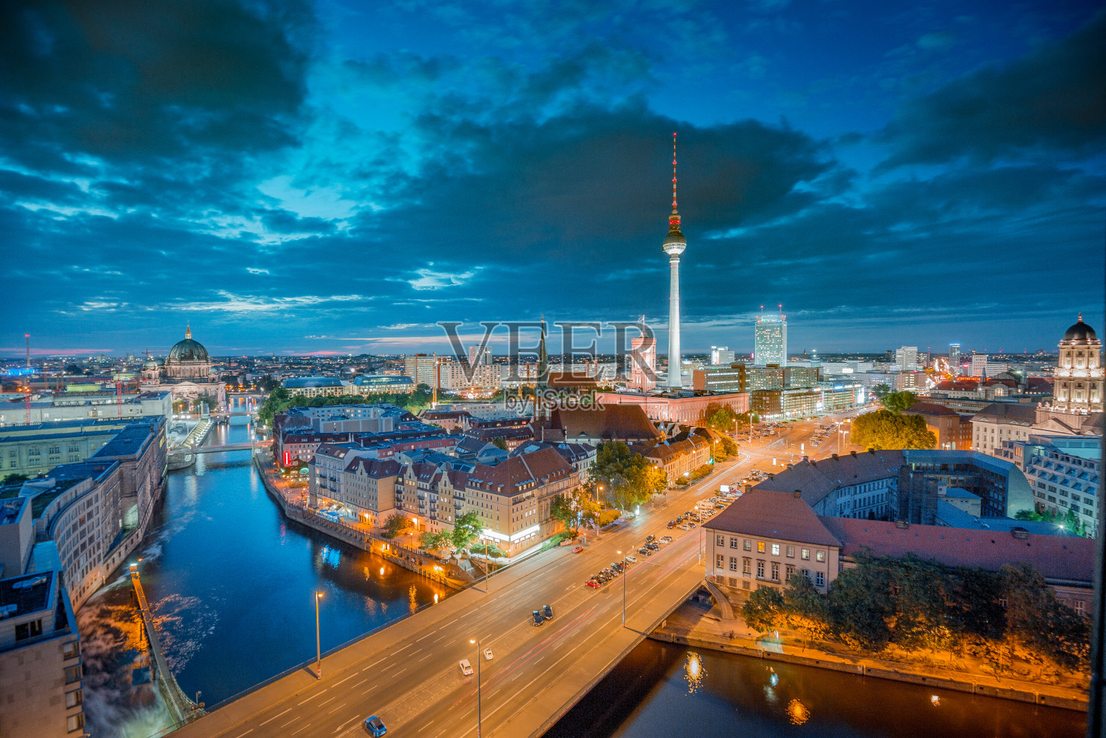 柏林天际线与施普雷河晚上，德国照片摄影图片