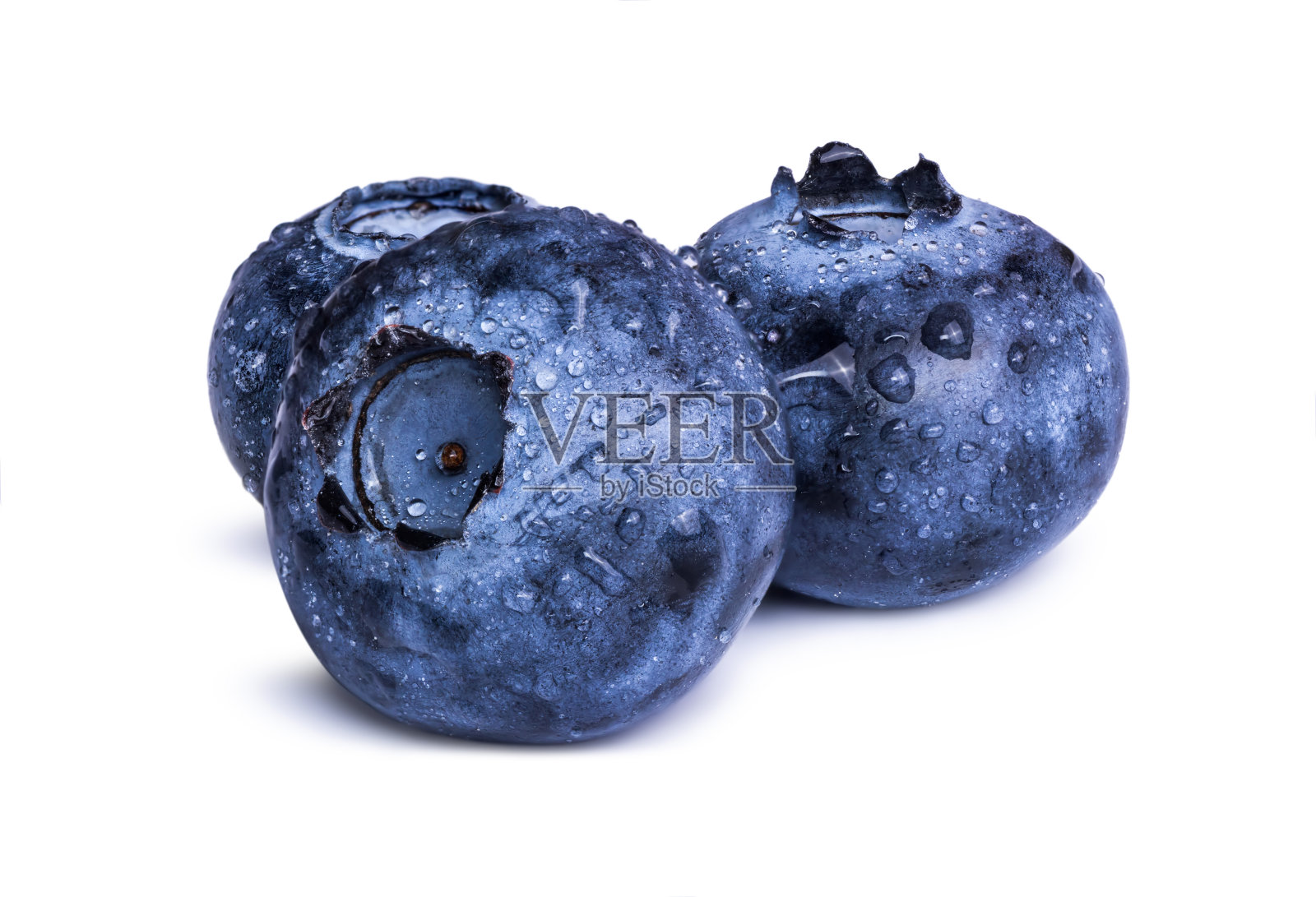 三个新鲜的蓝莓，叶子孤立在白色背景上。照片摄影图片