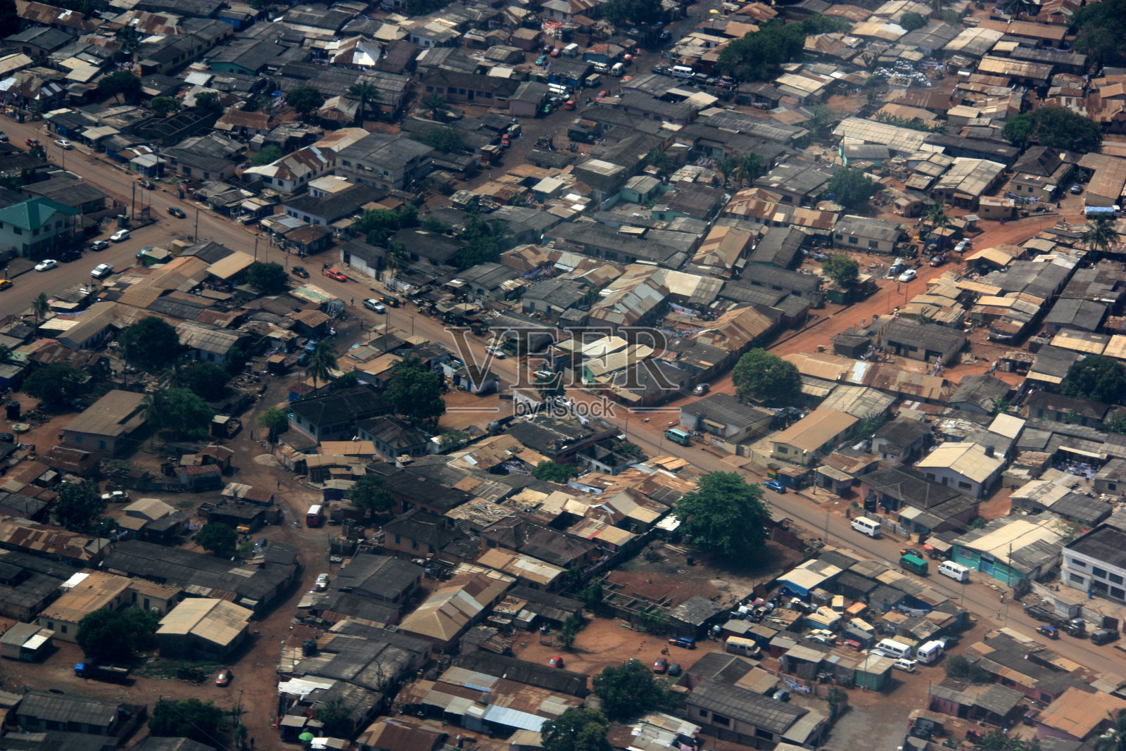 从空中俯瞰加纳阿克拉的数百间棚屋和小房子照片摄影图片