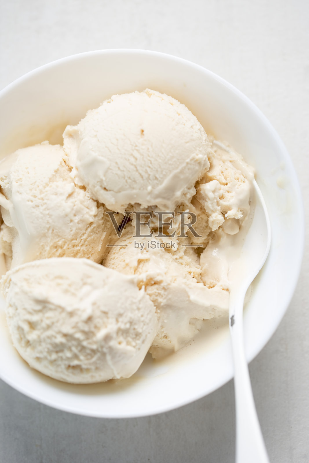 咸焦糖冰淇淋。含天然焦糖口味的秘鲁水果、椰子油和甜叶菊的冰淇淋照片摄影图片